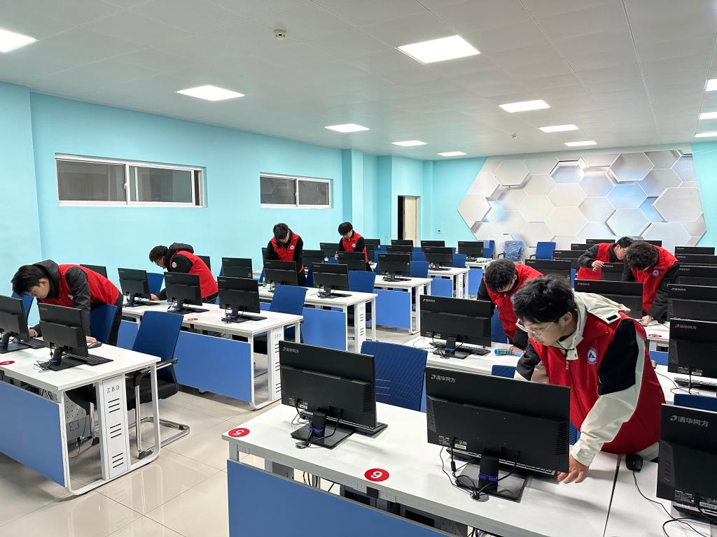 軟件工程系開(kāi)展“與雷鋒精神同行”系列計(jì)算機(jī)系統(tǒng)服務(wù)活動(dòng)